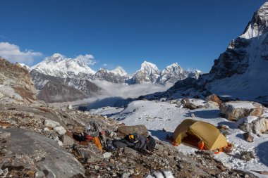 Himalayalar 'daki kamptan ayrılırken Renjo La' nın altında Everest manzaralı Himlalyas Nepal