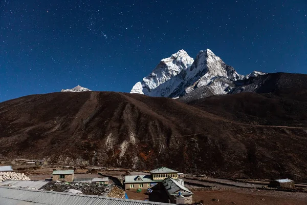 Ama Dablam und das Dorf bei Nacht Blick vom Chukhung-Tal auf den Everest Base Camp Trek — Stockfoto