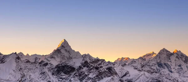 Cordillera del Himalaya Foto de tamaño de la cubierta con pico Ama Dablam y cielo azul —  Fotos de Stock