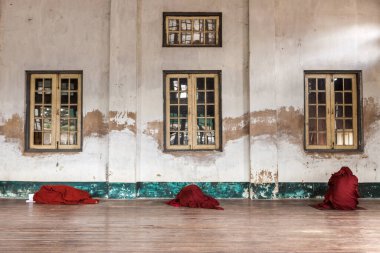 Shan Eyaleti 17 Aralık 2014 Budist keşişler meditasyonda