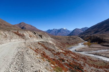 Zanskar Vadisi 'ndeki Ladakh yolu Padum Moto yakınlarında Hindistan' da seyahat ediyor. Güzel, uzak bir yol ve karlı.