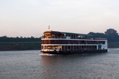 Bagan Myanmar 6 Aralık 2014 Yolcu gemisi Myanmar Nehri 'ndeki Irrawaddy nehrinde
