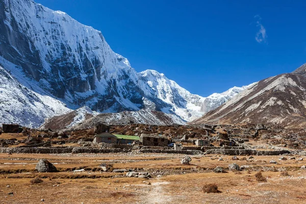Albergues del Himalaya en el camino a Tashi Lapcha pasar Pueblo y pastos en la zona de Khumbu en Nepal — Foto de Stock