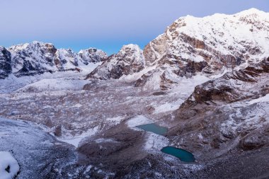 Himalaya manzarası gün doğumunda Kala Patthar bakış açısından Everest ana kampı Nepal 'e yakın