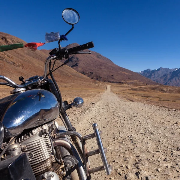 Moto Voyage en Inde Belle route au Ladakh Vue de la moto Dirt road dans les montagnes — Photo