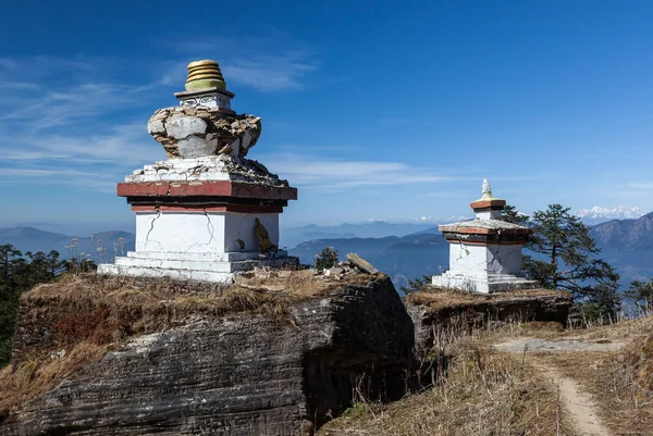 Estupas budistas en el sendero Pagodas tibetanas blancas en PK Pikey peak trek en Nepal Trekking in — Foto de Stock