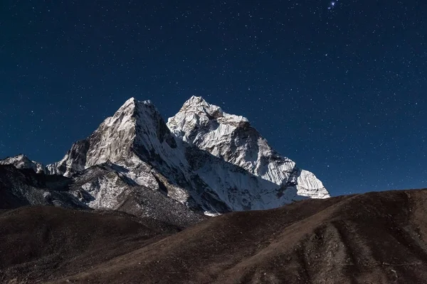 Der Gipfel des Ama Dablam in einer sternenklaren Nacht im hellen Mondlicht — Stockfoto