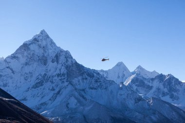 Himalayalar 'daki helikopter Ama Dablam Dağı' nda güneşli bir günde Everest ana kampı Nepal 'de.
