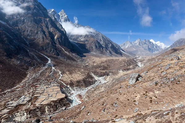 Dolina w Himalajach na drodze do Nangpa La i Renjo La w Nepalu Piękny krajobraz górski — Zdjęcie stockowe