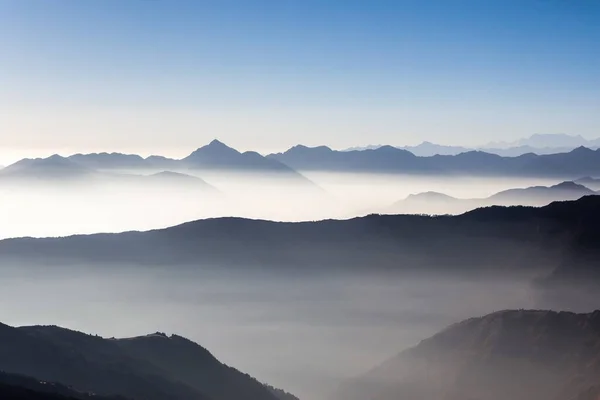 Mlhavá krajina v himálajských horách Nepál Lákavá fotografie — Stock fotografie