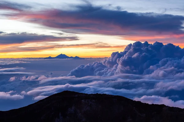 Amazing cloudscape with mt Rinjani at horizon View from mt Agung at sunrise Bali Indonesia — Stock fotografie