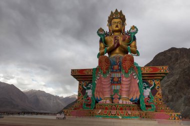 Maitreya Buda heykeli Diskit Manastırı Nubra Vadisi Ladakh Hindistan 'da