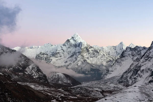 Increíble Monte Ama Dablam en el Himalaya en el área del Everest bajo Cho La pass Puesta de sol rosácea sobre — Foto de Stock