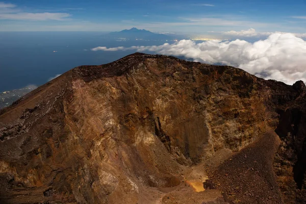 Bordo craterico del vulcano Agung Punto più alto dell'isola di Bali Indonesia Veduta sull'isola di Lombok e — Foto Stock