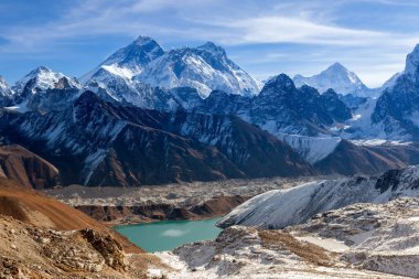 Everest Gokyo Gölü 'ne ve Himalayalar' daki Renjo La Geçidi 'nden Ngozumpa buzuluna inanılmaz bir manzara.