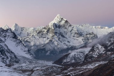 Ama Dablam Dağı üzerinde sabahın erken saatlerinde Himalayalar 'daki Everest Sahil Kampı' nın zirvesinde.