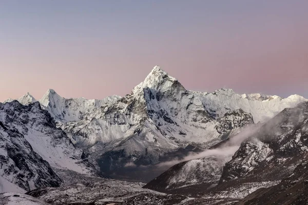 Vista al sorgere del sole della montagna Ama Dablam sulla cima del campo base dell'Everest trekking in Himalaya Nepal — Foto Stock