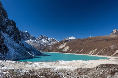 Everest ana kampı yakınlarındaki Gokyo vadisinde zümrüt renkli göl Himalayalar Nepal 'e doğru ilerliyor.
