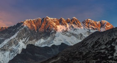 Himalaya dağları üzerinde güzel bir günbatımı Açık bir günde cesur bir fotoğraf