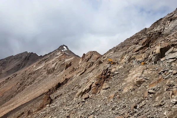 Erdrutsch am Khardung-La-Pass in Ladakh Höhenstraße in Nordindien — Stockfoto