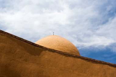 İsfahan İran 'da mavi gökyüzünün altındaki kilise kubbesi İran mimarisinden güzel bir arka plan