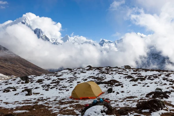Zelten im Himalaya Ein gelbes Zelt auf dem schneebedeckten Boden Everest Base Camp Trek — Stockfoto