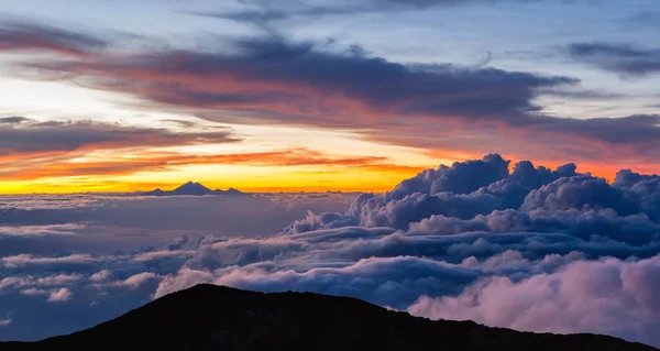 Krásná oblačnost s mt Rinjani na obzoru Pohled z kopce Agung při východu slunce Bali Indonesia — Stock fotografie