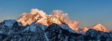 Gün batımında Everest Dağı dramatik Himalaya zirveleri Everest Lhotse Nuptse ve Makalu dağları