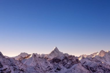 Himalaya sıradağları sabah görkemli ışıklarıyla ama Damlam zirvesi Everest kampı yürüyüşü