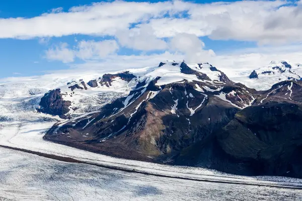 Paisagem islandesa Alpes montanhosos nevados e geleira Skaftafell National Park Islândia — Fotografia de Stock