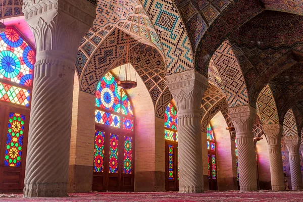 Οι εσωτερικοί χώροι του τζαμιού Nasir ol Molk στο Shiraz έτρεξε ροζ τζαμί με όμορφο φως — Φωτογραφία Αρχείου