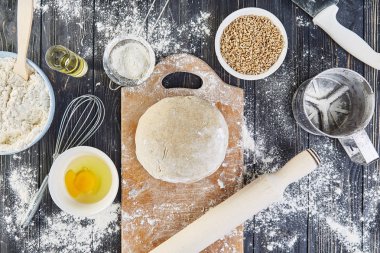 Hamur hazırlama hommade ekmek, pizza, yemek düz mutfak masasının üstünde yatıyordu. Un, yumurta, Kuru üzüm, tohum veya pişirme ile çalışma.
