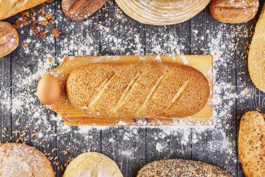 Hommade ekmek un gri ahşap masa arka plan ile. Pişirme