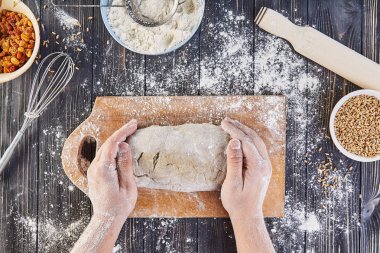 Hamur Hazırlık tarifi ekmek, pizza ve pasta ingridients yapma çalışma el, gıda düz mutfak masa arka plan üzerinde koymak.