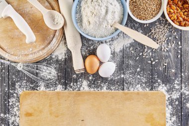 Gri tahta masada ekmek, pizza, kek, bisküvi hamur yapmak için malzemeler. Metin için Yönetim Kurulu ile üstten görünüm