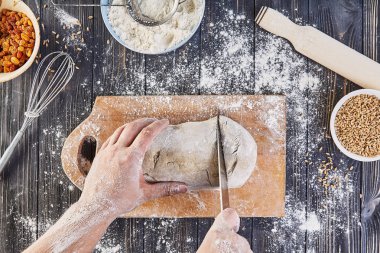 Hamur kesme eller. Hazırlık tarifi ekmek, pizza veya ingridients yapma pasta, yemek düz mutfak masa arka plan üzerinde yatıyordu
