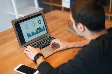 Finans veya ceo, grafik, iş analitiği ve strateji ile dizüstü bilgisayar üzerinde çalışan adam closeup