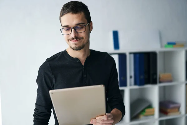 Joven trabajando con la tableta, recibiendo videollamada, hablando con los socios — Foto de Stock