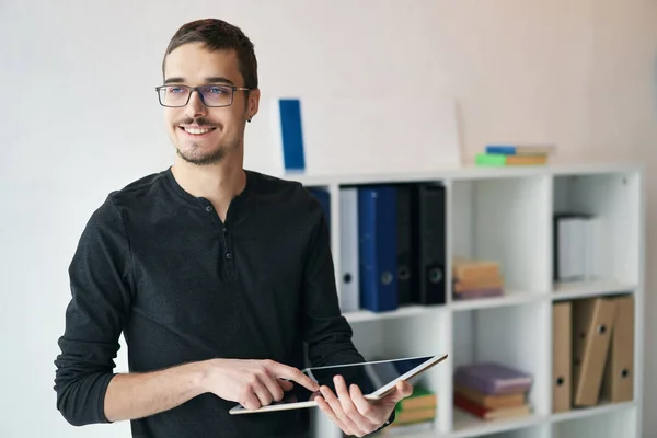 Giovane che lavora con tablet, riceve videochiamate, parla con i partner — Foto Stock