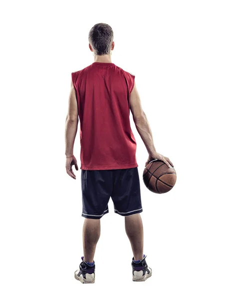 Баскетболист, стоящий спиной к камере с мячом в руке на белом фоне — стоковое фото