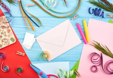 Çiçek, renkli kalem ve karton ile mavi ahşap masa üzerinde Zarf