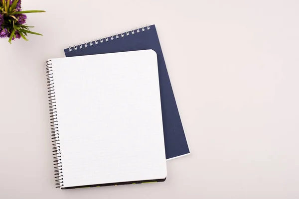 Planner sul tavolo da lavoro in legno grigio. Libro bianco bianco sulla scrivania — Foto Stock