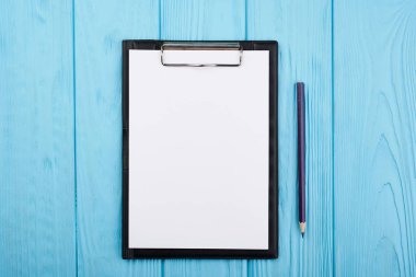 Mavi ahşap çalışma masasında planlayıcı. Çalışma masasında boş beyaz kağıt