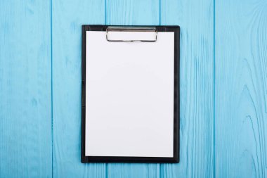 Mavi ahşap çalışma masasında planlayıcı. Çalışma masasında boş beyaz kağıt