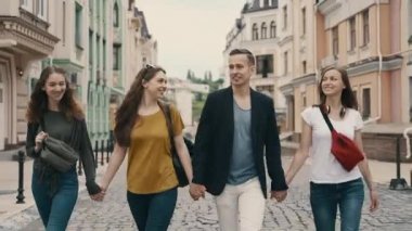 Avrupa 'da yürüyen bir grup mutlu arkadaş