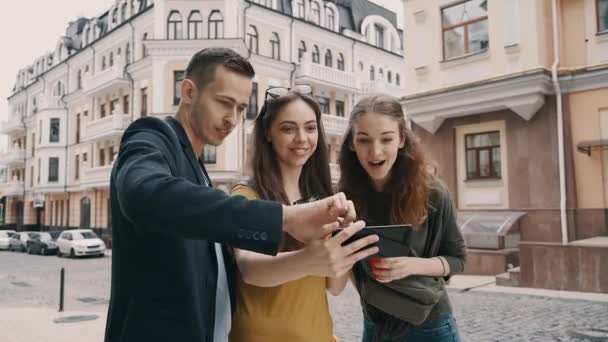 Gruppo di giovani amici turisti che cercano la mappa nello smartphone cercando di trovare il modo giusto — Video Stock