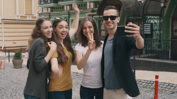 Fiatal, boldog barátok csoportja, akik telefonos szelfit készítenek — Stock videók