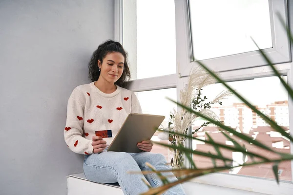 Donna con carta di credito e tablet acquisto in internet. Shopping online — Foto Stock