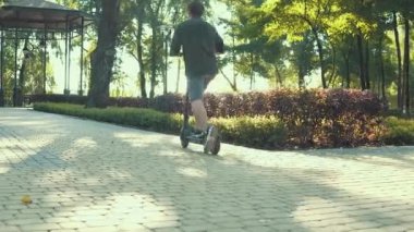 Güneşli bir sabahta parkta elektrikli scooter kullanan bir adamın arkasından vuruldu.