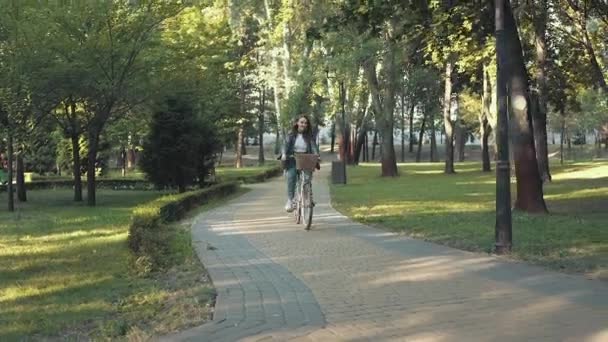 Femme heureuse à vélo dans le parc le matin ensoleillé — Video